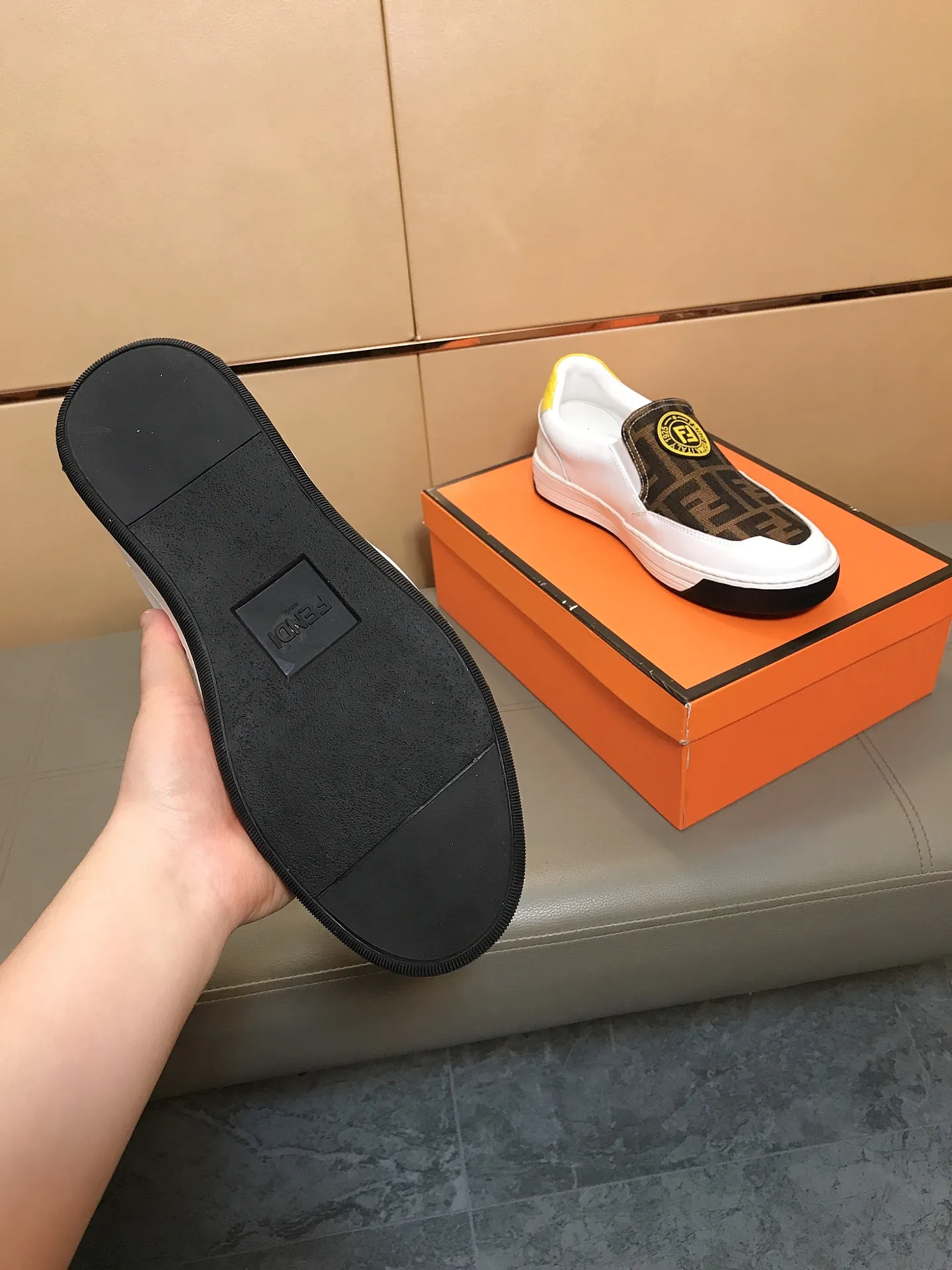 Factory price 400 🔆🔆[fendi] Fendi's classic and comfortable men's casual shoes, cowhide leather upper + brand printed surface, sheepskin lining + feet, rubber wear-resistant outsole. This unique style is suitable for all seasons, casual and exquisite sensibility, comfortable and natural on the feet. Everyday casual travel style in autumn and winter! Code number: 38-44